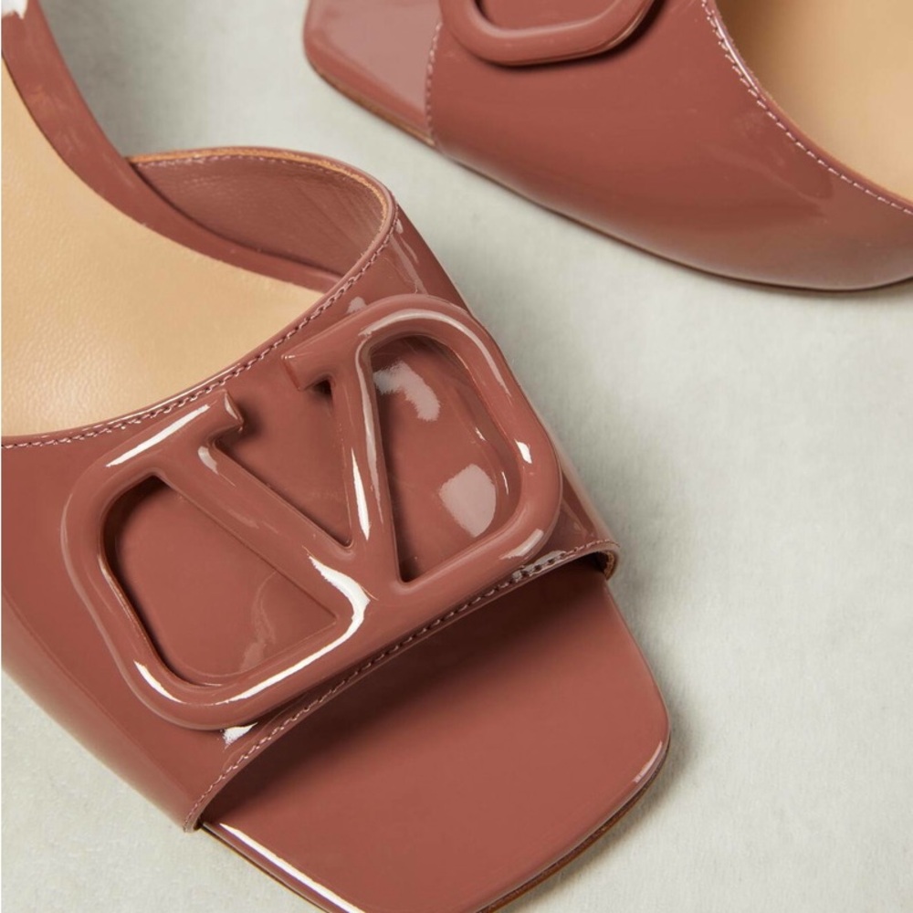 VALENTINO VLOGO 60 PATENT SANDAL 
Size: 39 EU (fits US 8.5 – 9) - Picture 8 of 9